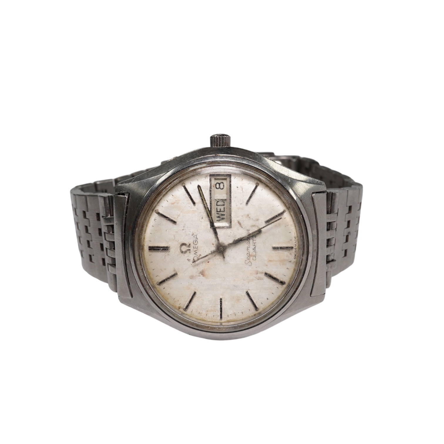 A gentleman's 1970's? stainless steel Omega Seamaster quartz wrist watch, on a stainless steel Omega bracelet, case diameter 37mm. Condition - poor